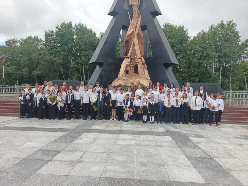 Учащиеся школ с. Елабуга и с. Малышево посетили "Мемориальный комплекс, посвящённый бойцам 88-ой отдельной стрелковой бригады