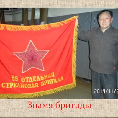 Анатолий Ли в хранилище знамен ВОВ